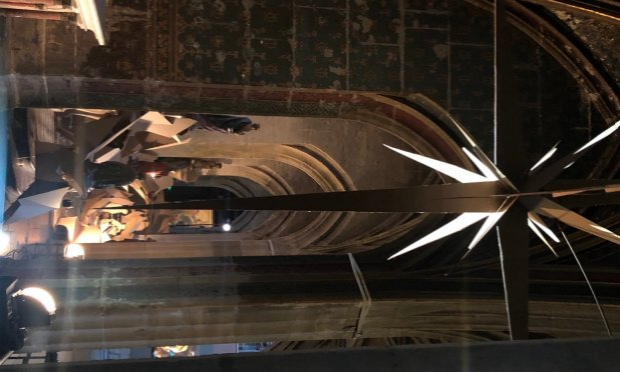 Petition : Autorisation de la scultpure de Paul HAMY (tête, pied et main géants en bouts de bois liés), Place Edmond MICHELET, Beaubourg