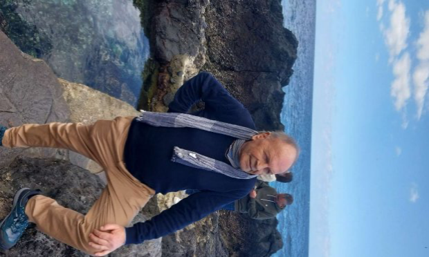Petition : Laissez un homme de 71 ans faire venir son fils adoptif en France !