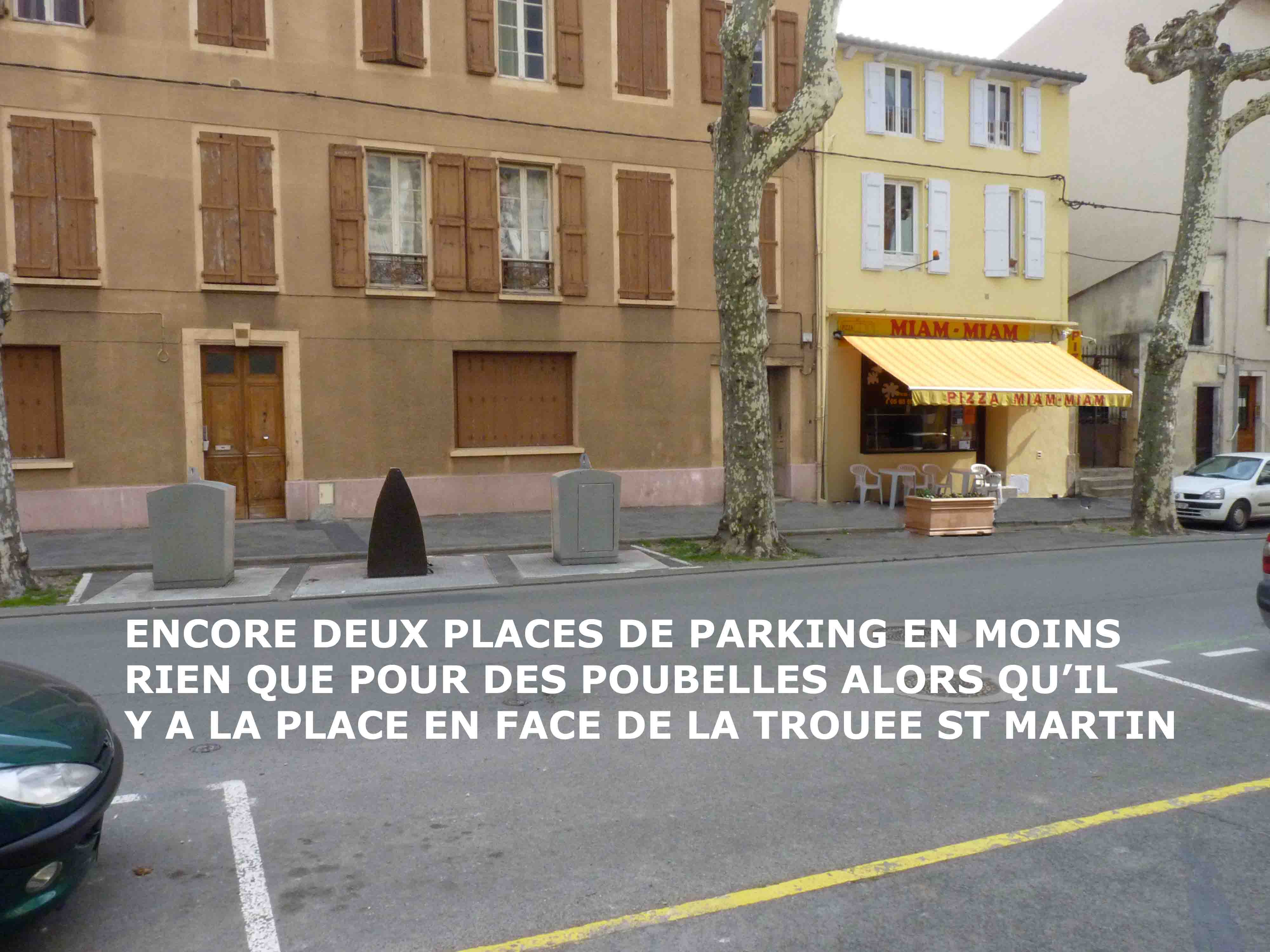 Non aux poubelles à côté de la terrasse d'un restaurant.