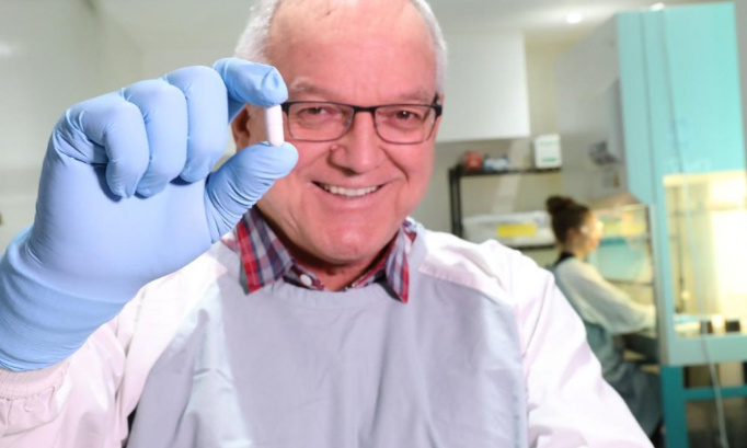 CESSEZ D'EMMERDER LES FRANCAIS ET SOIGNEZ LES : APPLIQUONS LA TRITHERAPIE