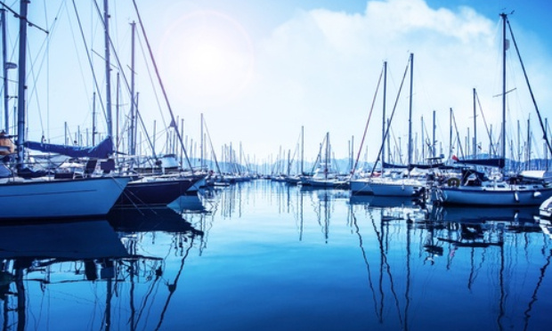 Une place de parking sur le port de Cannes Marina = propriétaire d'un bateau et d'un macaron. Stop aux stationnements illégaux