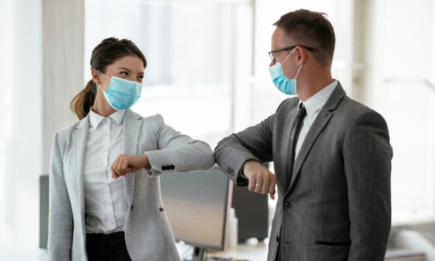 Mettre fin au port du masque obligatoire dans les entreprises publiques ou privées