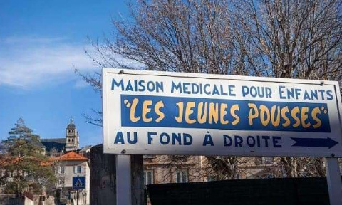 Non à la fermeture de la maison de santé des jeunes pousses à Briançon