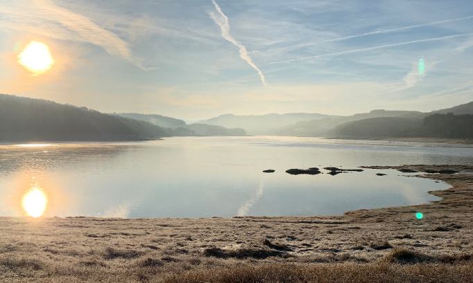 NON à 1,5 km de panneaux photovoltaïques flottant sur le lac de Pannecière, lac réservoir d’eau potable de 11 communes dans le parc naturel régional du Morvan.