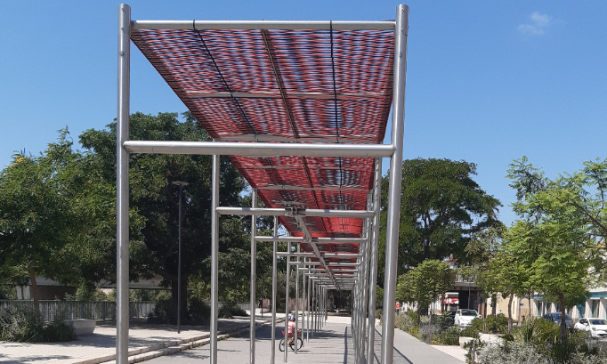 Pour la remise en place des balançoires de l'avenue Torcatis