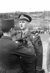 Elever l'Amiral Philippe de Gaulle à la distinction d'Amiral de France
