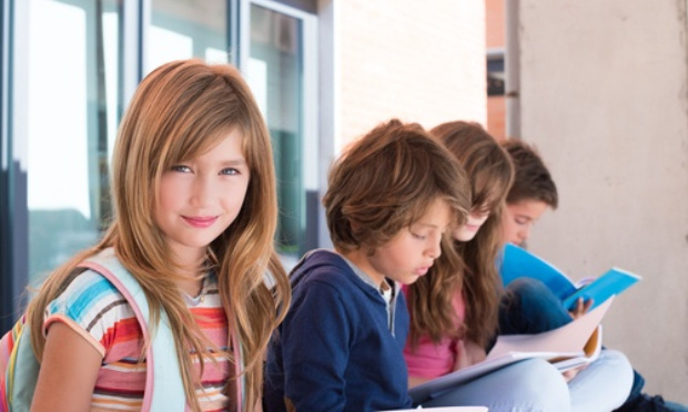 Autorisation du port de boucles d'oreilles, vernis, et du maquillage pour les garçons.