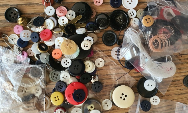 Stop aux boutons de vêtements de rechange emballés dans du plastique