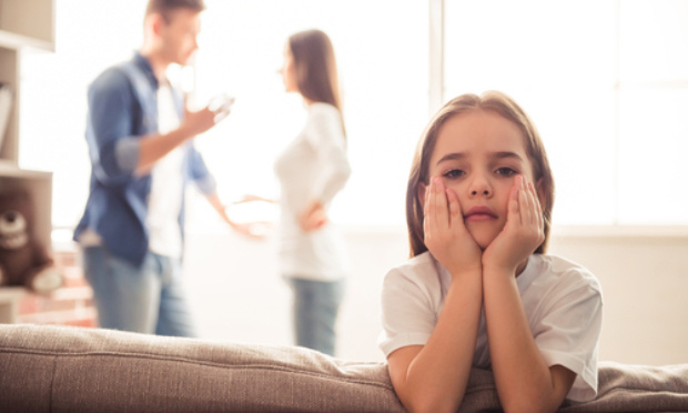 Le droit pour les enfants mineurs de divorcés d'avoir une pièce d'identité chez chacun