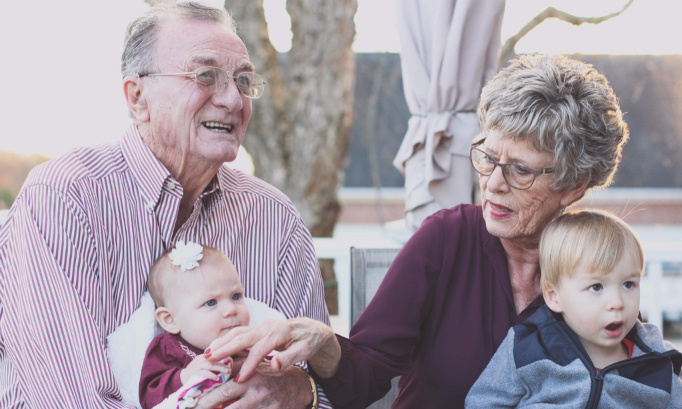 Ensemble, grands-parents, enfants, petits-enfants !
