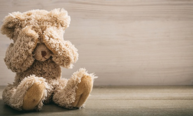 S'il vous plaît, aidez Emma 9 ans et Sarah 12 ans, placées abusivement à retourner vivre chez leur mère