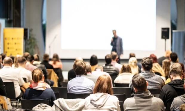Eviction d'un enseignant au comportement et aux réflexions abusifs