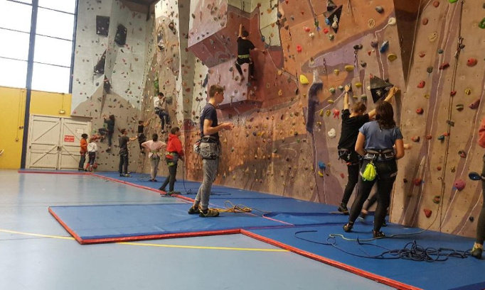 La reprise de cours d'école d'escalade au gymnase Buffelan à Saint-Girons (09200)
