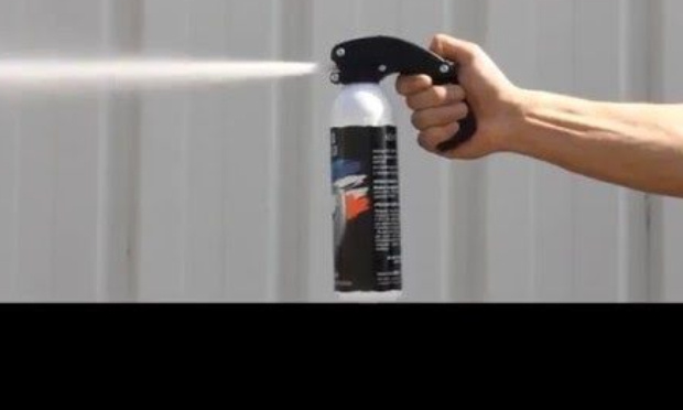 Droit au port en extérieur d'une bombe lacrymogène pour les femmes