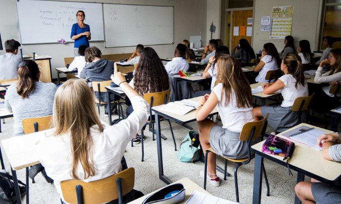 Fermer l'Athénée Royal d'Izel !