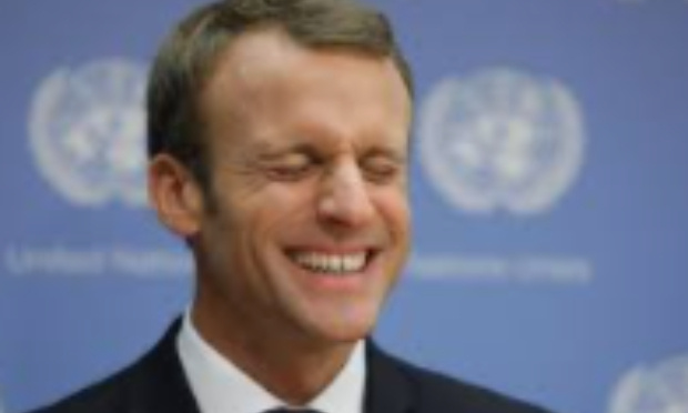 Macron , baisse d' un ton .