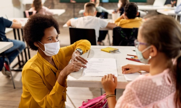Des masques transparents pour apprendre à parler à l'école !