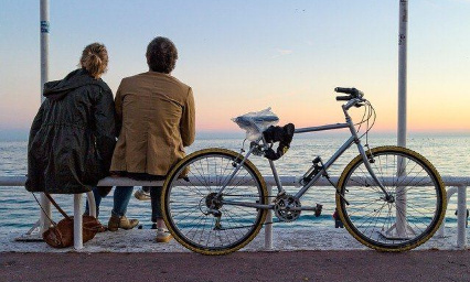 Pour le retour immédiat des chaises bleues à Nice