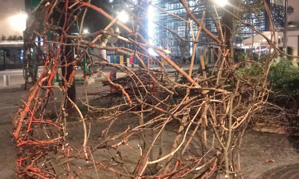 Autorisation de la scultpure de Paul HAMY (tête, pied et main géants en bouts de bois liés), Place Edmond MICHELET, Beaubourg
