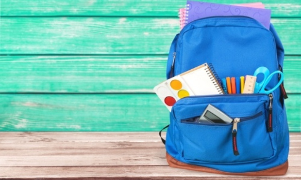 Écoliers à la rue pour Pâques