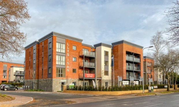 Pour l'installation rapide des rideaux obstruants à la résidence Alpha