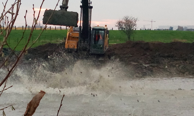 Comblement du bras mort avec des boues et terres toxiques, non recyclées du bras mort Comines-Warneton (Vert digue)