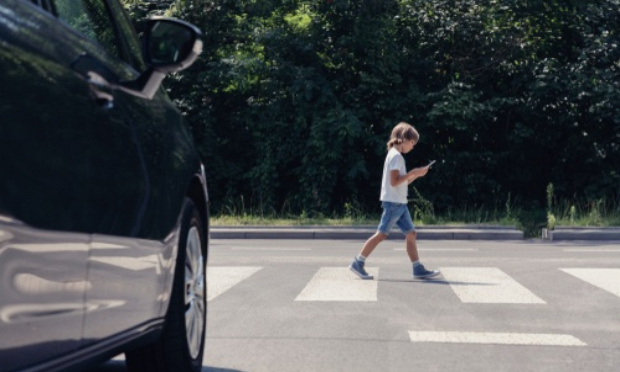 Pour un ralentisseur à carré de soie au niveau du passage piéton, devant la boulangerie 