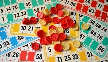 Mamie Loto, retraitée, risque 3 ans de prison et 265.000€ d’amendes pour avoir organisé des lotos solidaires !