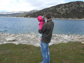 Aidez petite fille revenir à son papa