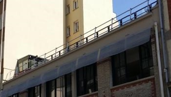 Non à l'installation de 3 antennes Free juste au-dessus d'une crèche !