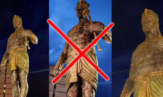 Contre la statue du Pharaon Chachnaq à Tizi Ouzou