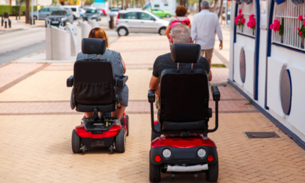 Pouvoir prendre les transports en commun à Grenoble en fauteuil roulant électrique de type scooter