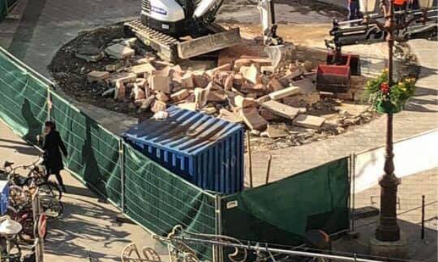 Nous demandons la reconstruction de la fontaine de la place du Palais de Justice à Nice, détruite sans aucune concertation des niçois