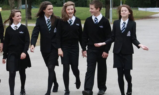 Le port obligatoire de l'uniforme pour limiter le harcèlement à l'école