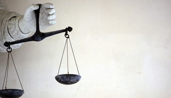 Ils quittent leur maison et laissent mourir leur chien