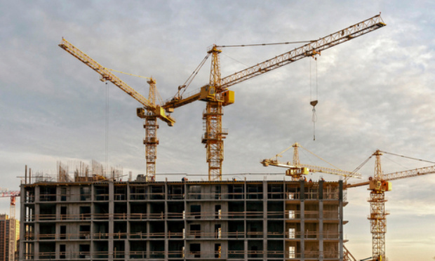 Destruction de maisons récentes et d'espaces verts au profit d'un bétonnage abusif