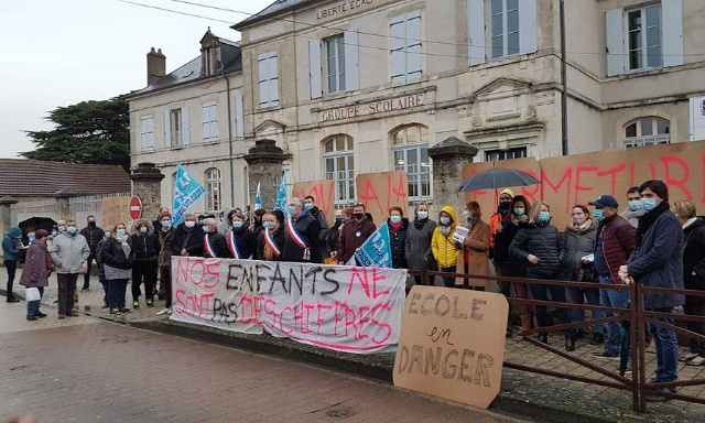 Non au projet de fermeture de classe à l'école élémentaire de Pouilly !