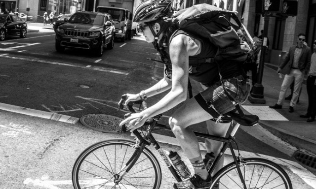 pour l'interdiction des gobelets dans les commandes de fast food pour les commandes livr&eacute;es &agrave; deux roues