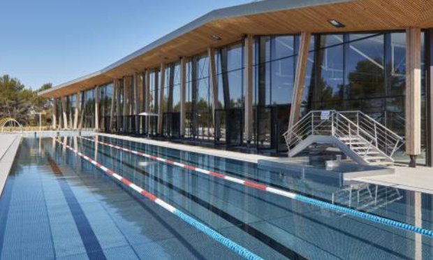 Accés au bassin de 50m exterieur de la piscine de Venelles