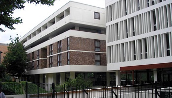 Non aux véhicules stationnés devant le collège Sainte Clotilde (Paris XII)
