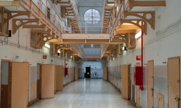 Le retrait des plexiglas des parloirs Laon