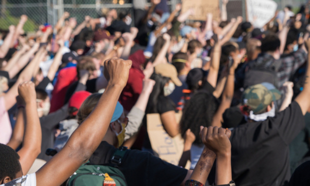 Supprimer le couvre feu et le confinement