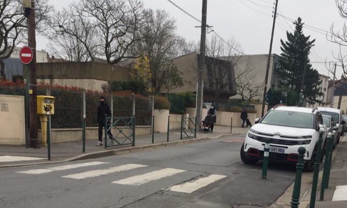 ASVP ou feu rouge devant l’école maternelle Charles Perrault