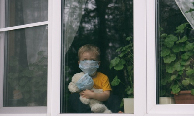 ARRETONS LE TRAUMATISME ENVERS LES ENFANTS: Masque, Test, Confinement et Vaccin