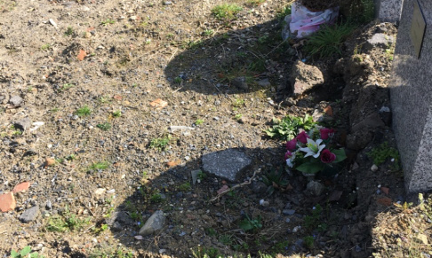 Interdisons les carrés indigents pour les sans abris lors de leurs décès