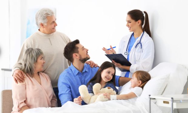 Pour que les enfants puissent aller voir leurs parents à l'hôpital pendant la période de la covid