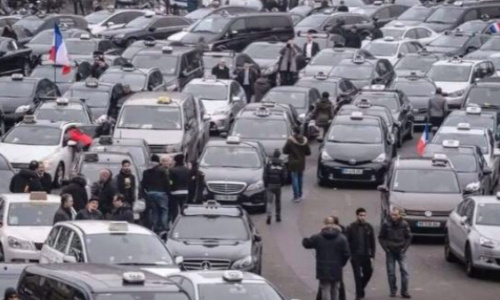 ⚠️Appel National à Tous les TAXIS de France⚠️   Signer cette pétition contre la simplification de l' examen d’accès au métier du transport de personnes. Les professionnels du secteur craignent des conséquences désastreuses économiquement et socialement