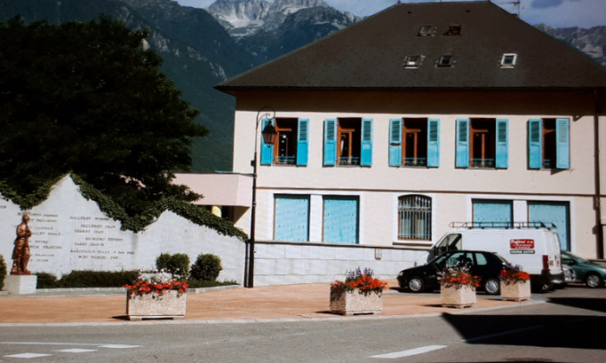 Non à la fermeture d'une classe à l'école de St Avre