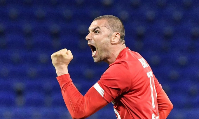 Une statue du Kral Burak devant le stade Pierre Mauroy