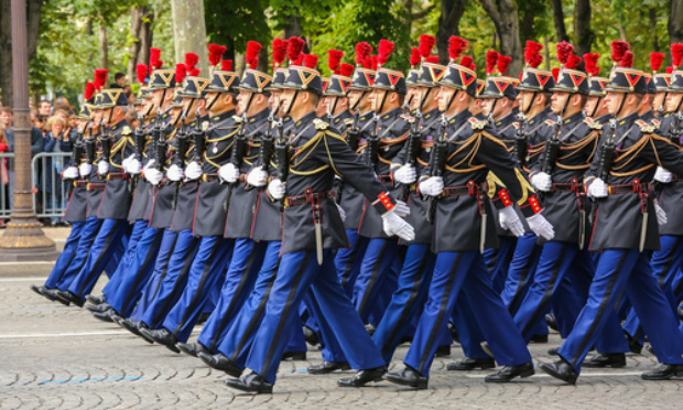 Démission du président Macron ! Place aux généraux .